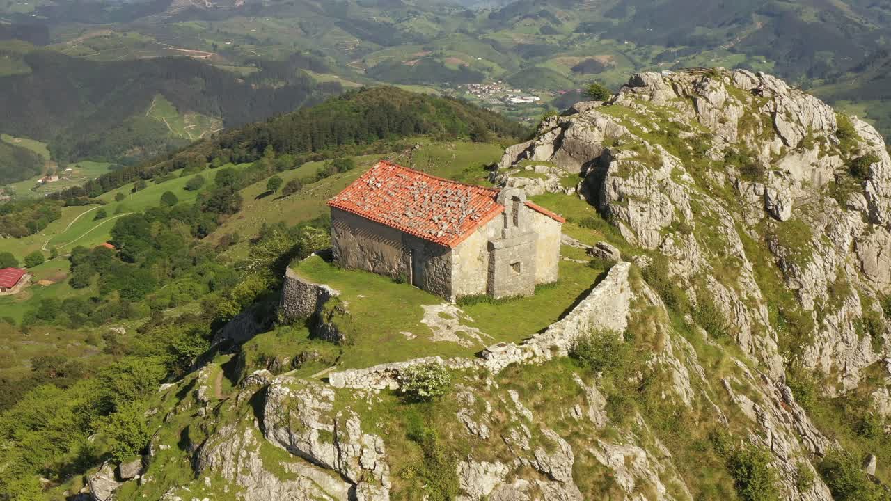 vista aérea de drones de la ermita de santa eufemia en la cima de una montaña en aulestia en el país vasco