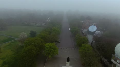 Toma-Aérea-De-La-Hermosa-Estatua-En-El-Parque