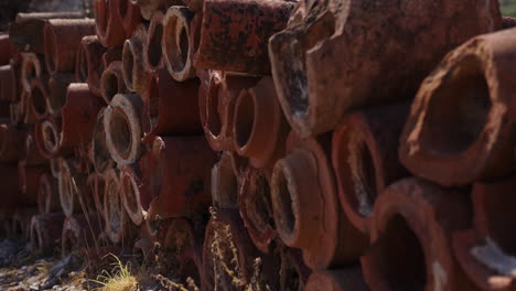 cerca de una pila de antiguas tuberías de drenaje en éfeso