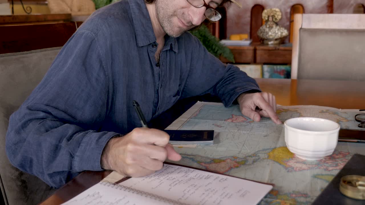 боковой вид человека, исследующего места для путешествия с помощью карты и блокнота