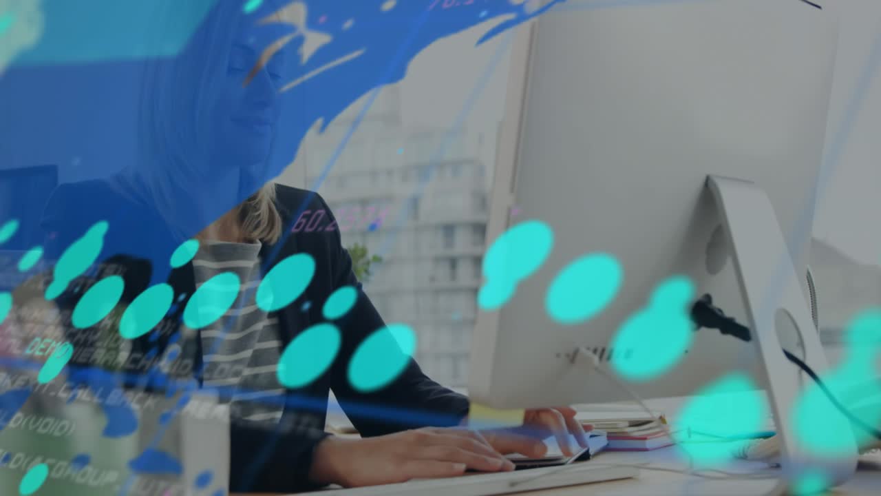 En forretningskvinde arbejder ved en computer på et kontor
