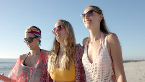 Las-Mujeres-Jóvenes-Caucásicas-Y-Birraciales-Disfrutan-De-Un-Día-Soleado-En-La-Playa.