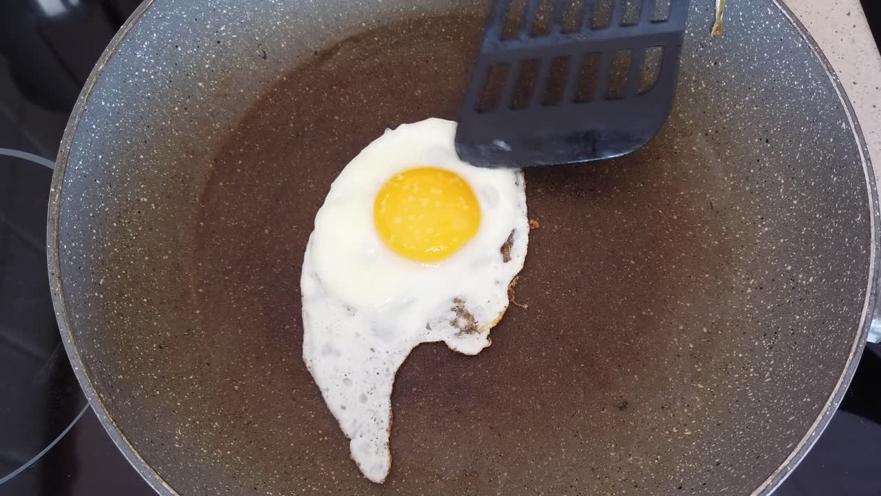 튀긴 계란 1개, 써니 사이드 업, 뜨거운 팬에서 제공, 클로즈업