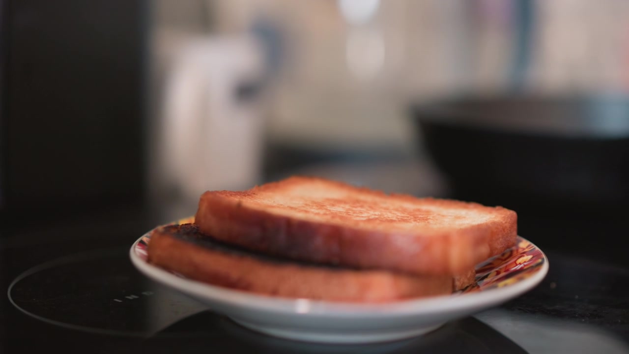 Quiet kitchen ambiance with fresh baked bread. Relaxed morning setting featuring crunchy toast and inviting atmosphere. Serene beginning to day with warm kitchen and crispy bread for breakfast