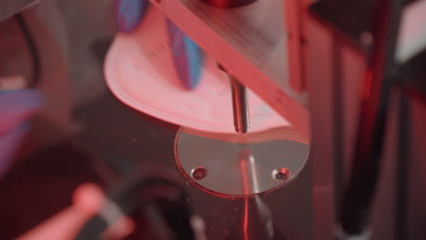 detalle de una maquina para encolar elasticos para mascarillas