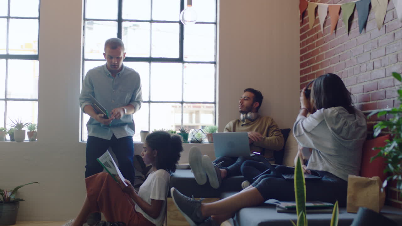 giovani uomini d'affari diversi brainstorming team leader uomo d'affari condivisione di idee colleghi che lavorano insieme su progetti aziendali lettura di documenti nel moderno ufficio posto di lavoro