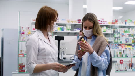 mujeres jóvenes hablando en la farmacia