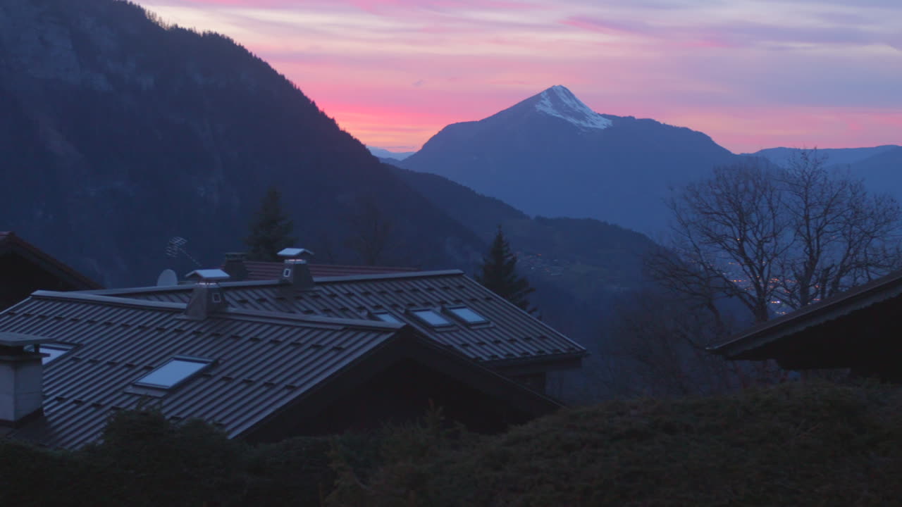cielo colorido sobre los alpes franceses y alojamiento durante la puesta de sol en francia