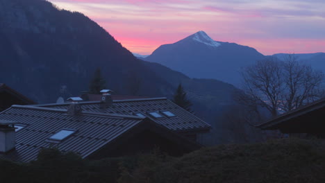 Cielo-Colorido-Sobre-Los-Alpes-Franceses-Y-Alojamiento-Durante-La-Puesta-De-Sol-En-Francia