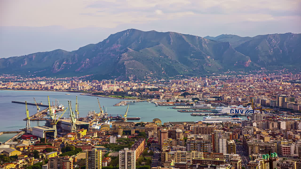 저속 촬영으로 흐린 날 이탈리아 시칠리아의 해안 도시 벨베데레 몬테펠레그리노의 하이 앵글 샷