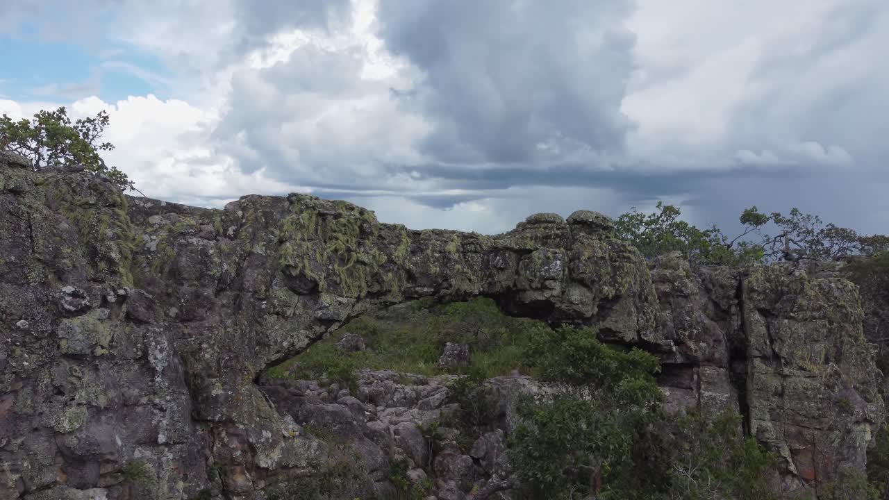 órbitas aéreas arco de piedra escarpado, el arco grande en la remota bolivia