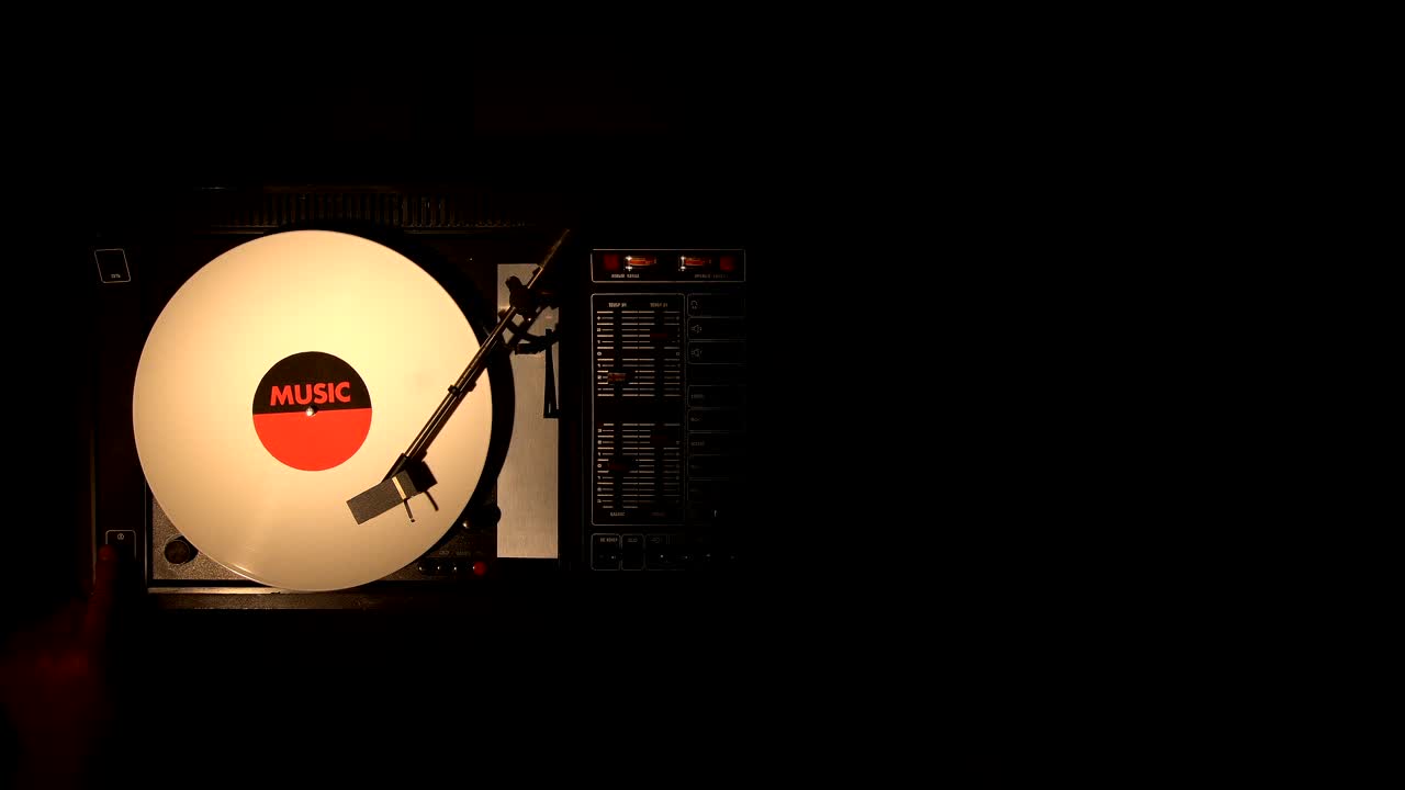 플레어에 비닐 레코드. 오래된 턴테이블에서 노래를 연주합니다.