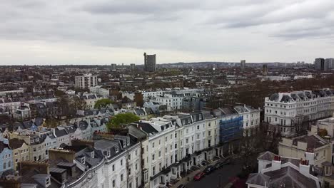 Toma-Aérea-Ascendente-De-La-Antigua-Zona-Residencial-Con-Hermosas-Arquitecturas-En-El-Distrito-De-Notting-Hill-De-Londres