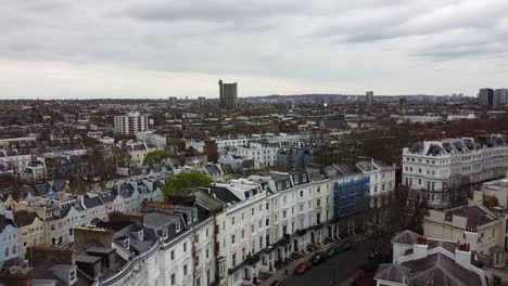 toma aérea ascendente de la antigua zona residencial con hermosas arquitecturas en el distrito de notting hill de londres