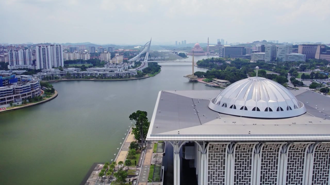 Cinematische luchtbeelden van de IJzeren Moskee, de Seri Wawasan Brug, het Millennium Monument en moderne architectuur aan het water in Putrajaya