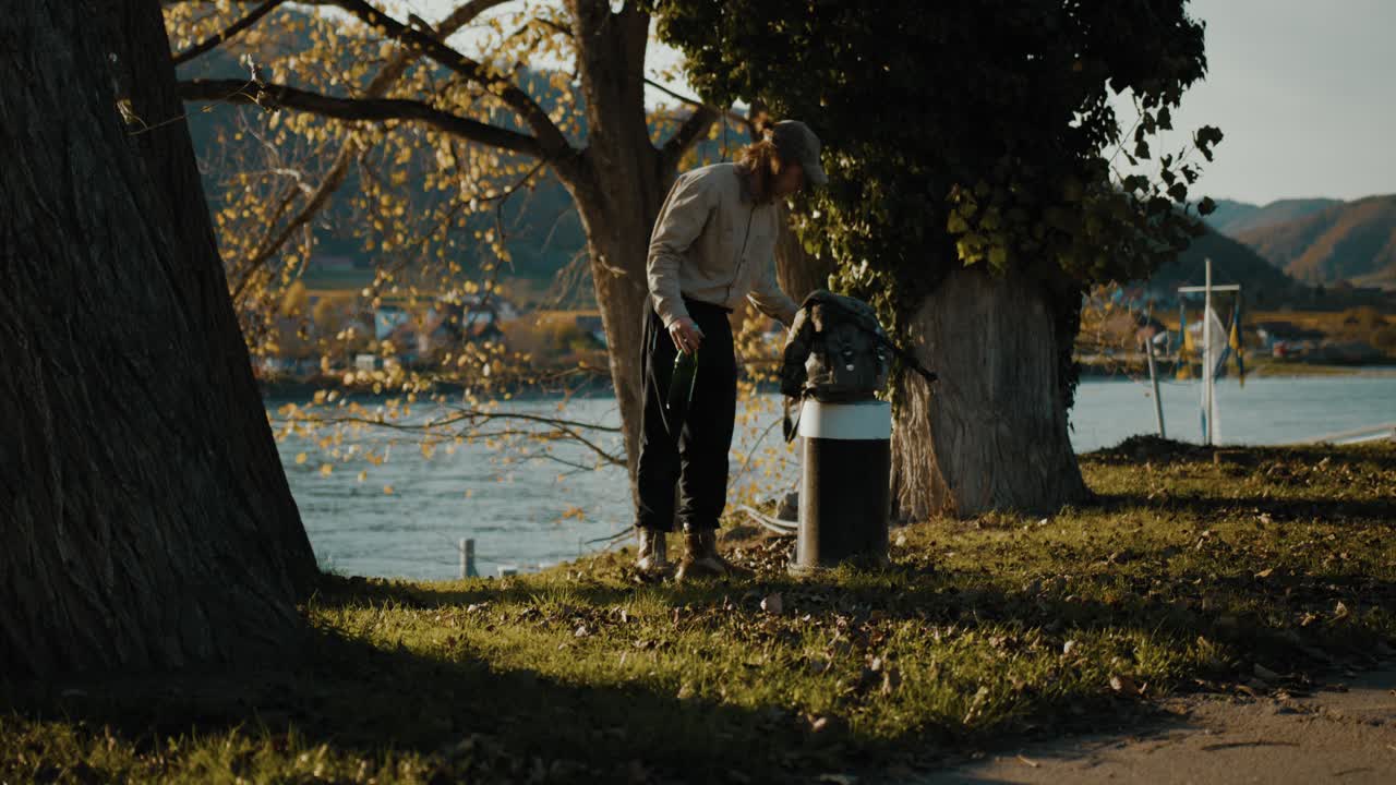 강변을 향해 걸어가는 여행자, 신발끈을 묶기 위해 가방을 옆에 놔둔다, 포겔베르그