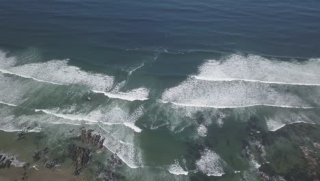 Mar-Océano-Olas-Llegando-A-La-Orilla