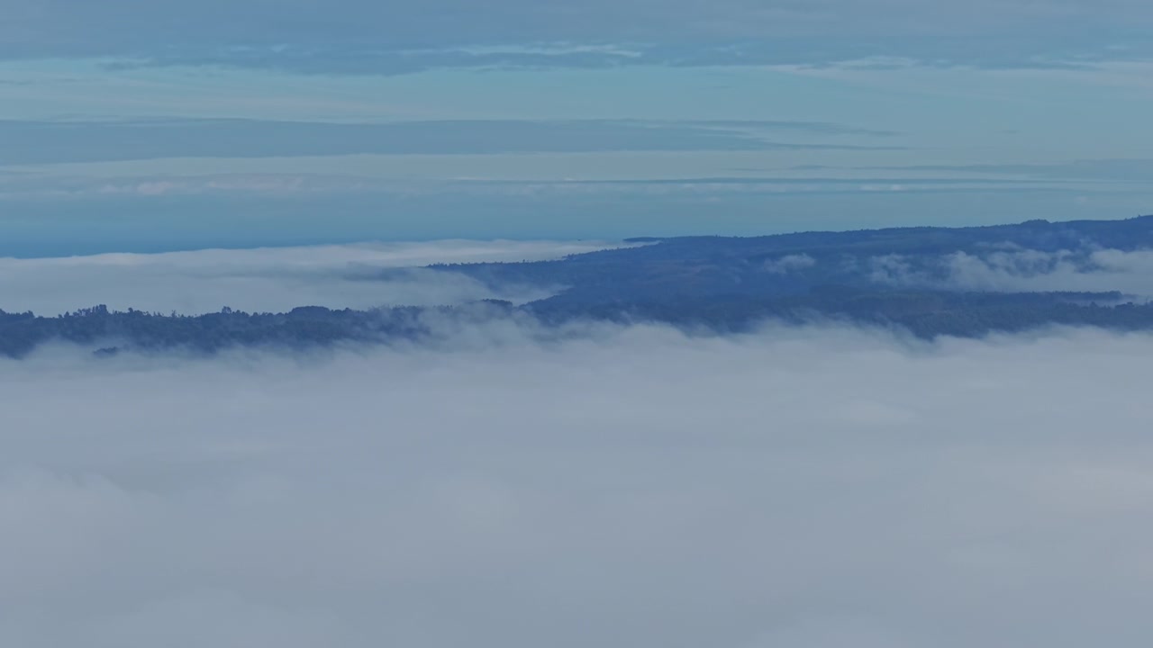 Dronepanorama af Valdivia-bjergene og tinder over de hvide skyer, Chile