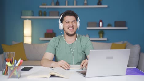 es un estudiante loco.