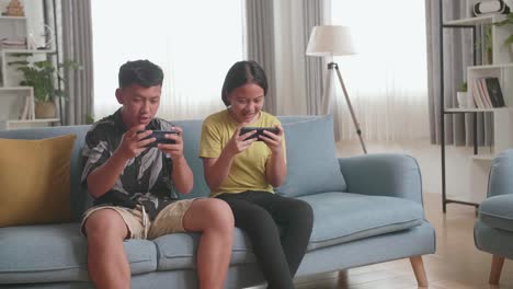 siblings playing mobile games