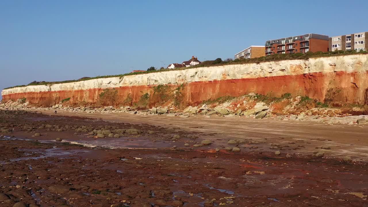 vista aérea del campo de rocas, la playa y los acantilados de marea baja de hunstanton