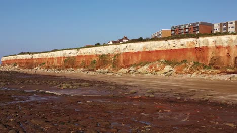 Vista-Aérea-Del-Campo-De-Rocas,-La-Playa-Y-Los-Acantilados-De-Marea-Baja-De-Hunstanton