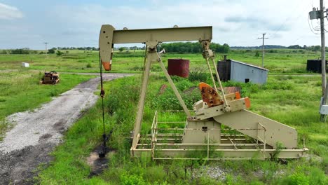 Oil-well-in-rural-USA