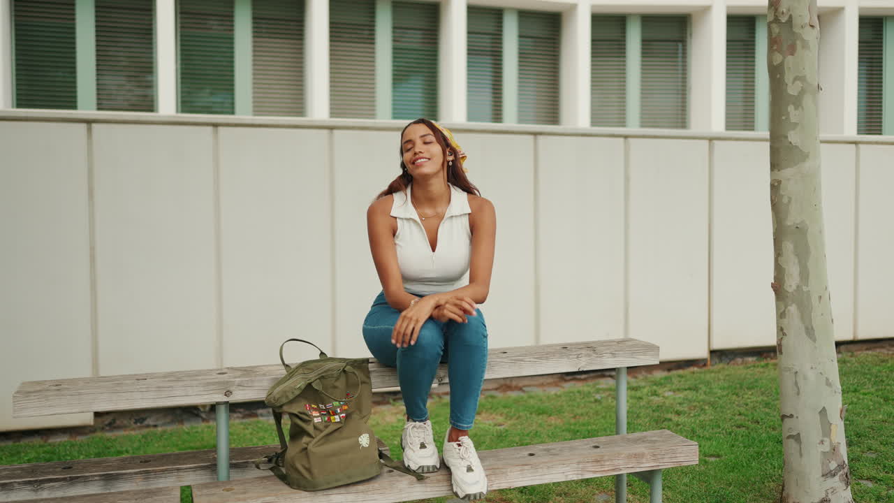 Mujer sentada en un banco con mochila