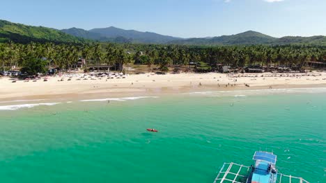 Barco-Cerca-De-La-Playa-Con-Agua-Azul-Cristalina