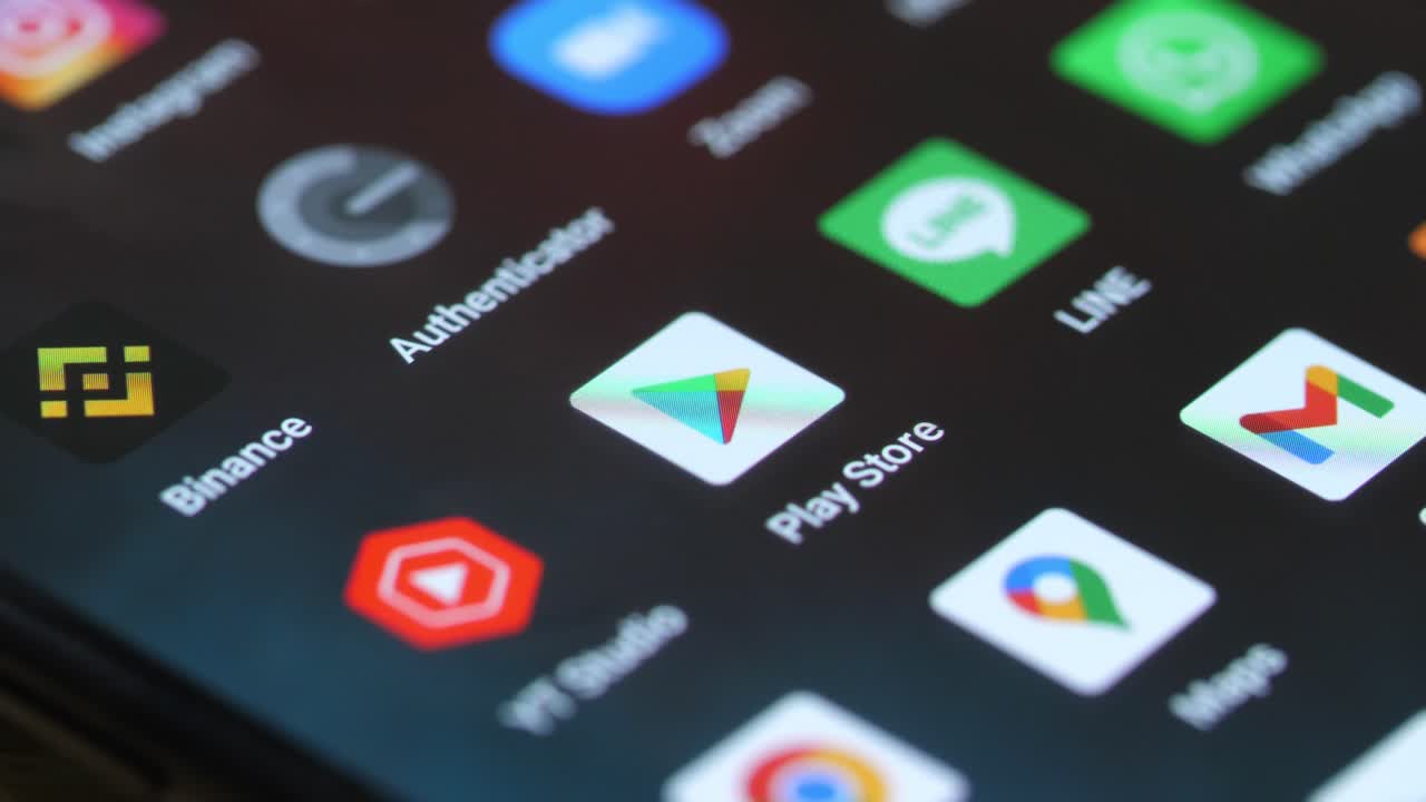 macro tocando con el dedo el icono de la tienda de juegos en el teléfono inteligente