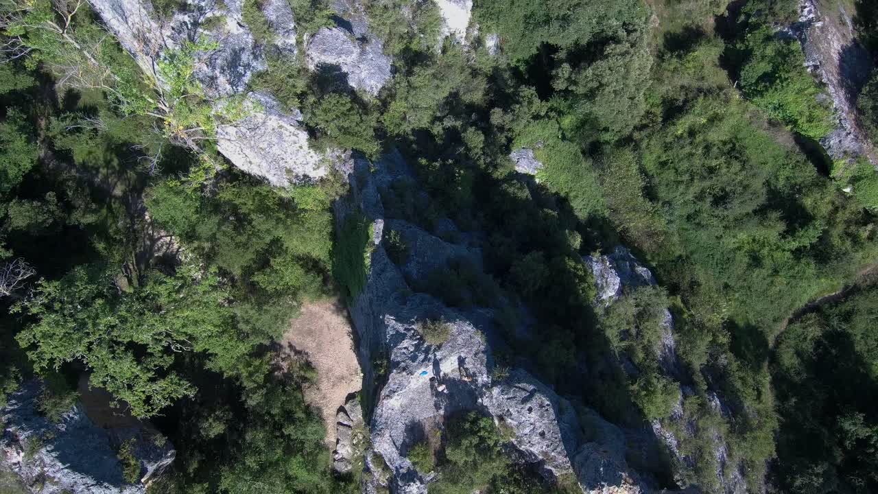 esta es una grabación mía con un dron en una montaña.
