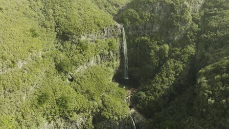 Drohnenaufnahme-Von-Der-Spitze-Eines-Wasserfalls