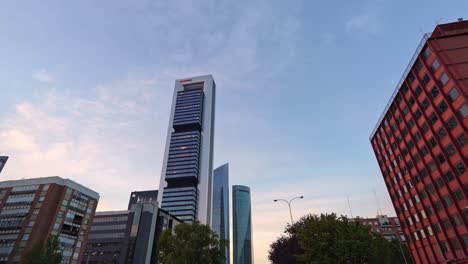 Kippen-Sie-Den-Blick-Nach-Unten-Auf-Die-Wolkenkratzer-Von-Cinco-Torres-Während-Des-Sonnenuntergangs-In-Madrid,-Spanien.-Geschäftsviertel-Cinco-Torres-Und-Paseo-De-La-Castellana