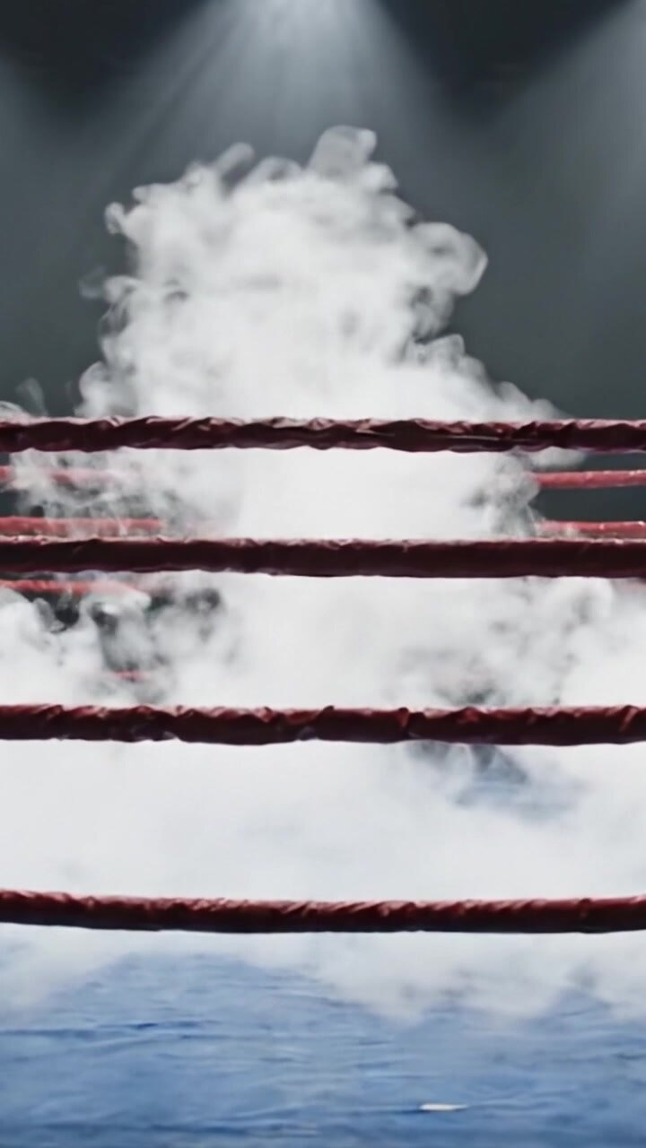 Un'evoluzione atmosferica di un ring di pugilato: dal riflettore che illumina l'arena vuota a un'atmosfera mistica piena di fumo, catturando l'essenza della competizione.