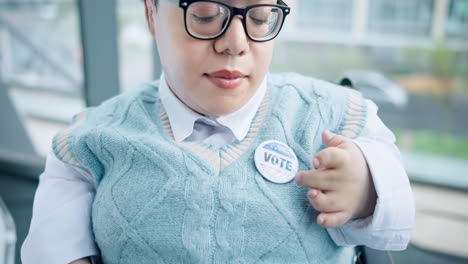 Rostro,-Voto-Y-Una-Mujer-En-Silla-De-Ruedas-Señalando