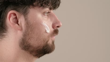 hombre aplicando crema facial