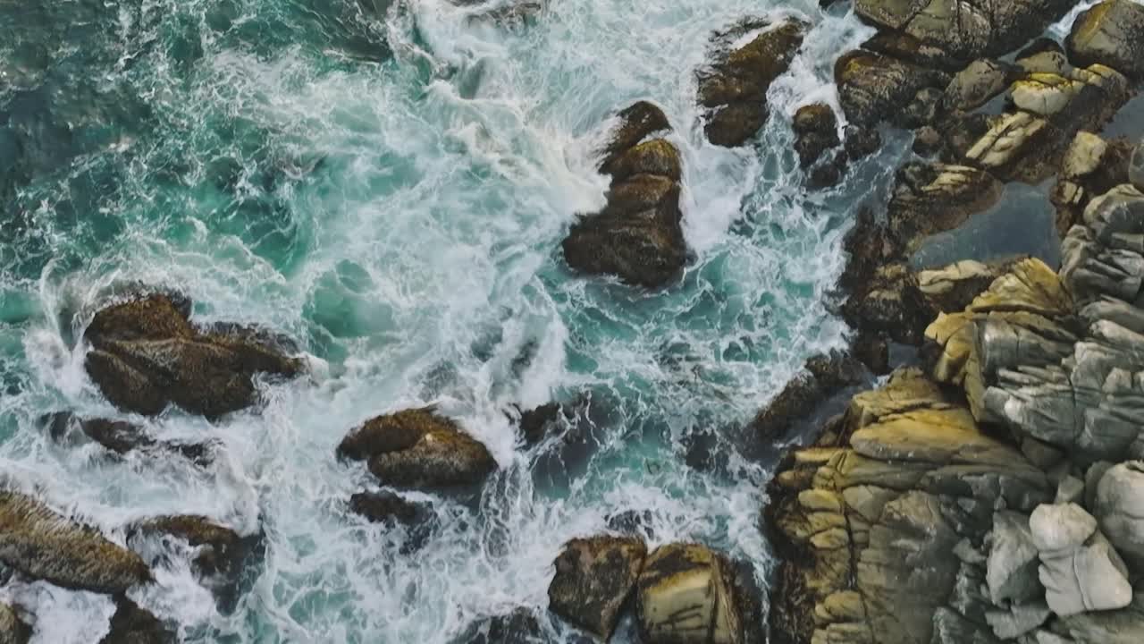 Vista costiera di una costa rocciosa e delle onde in California, USA