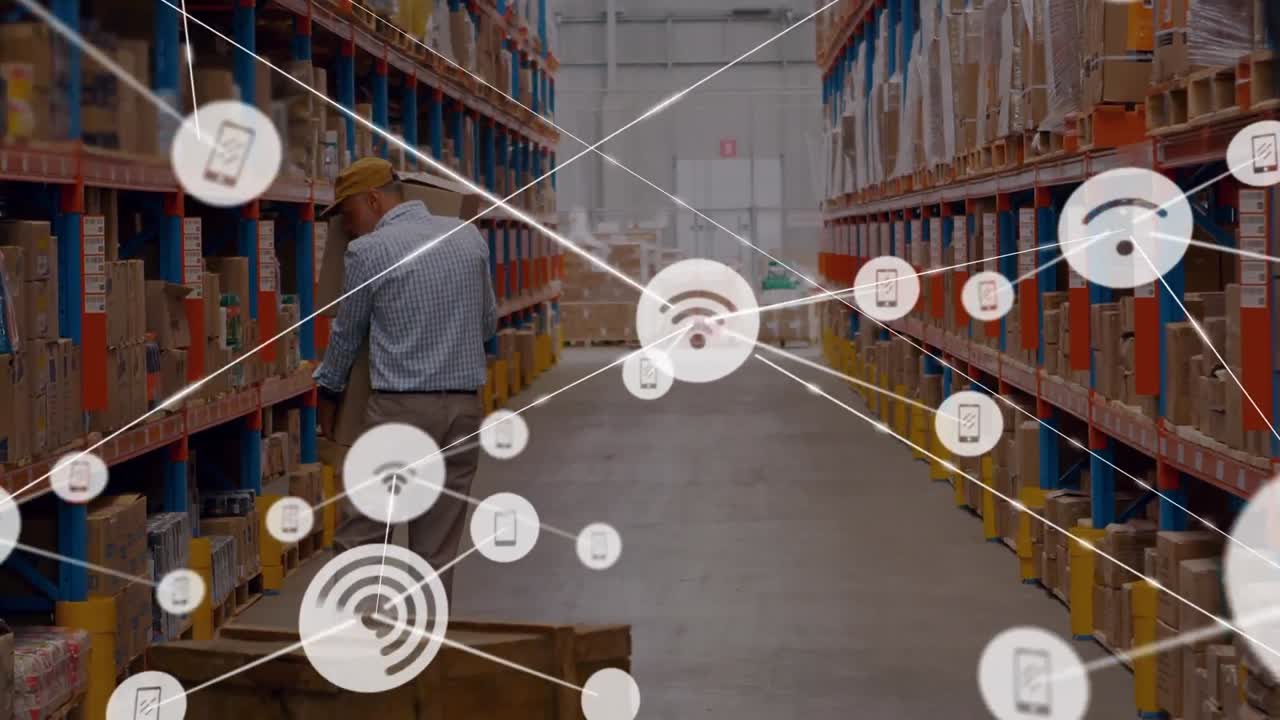 animación de los iconos de teléfono y wifi conectados sobre la vista trasera del hombre caucásico con una caja en el almacén