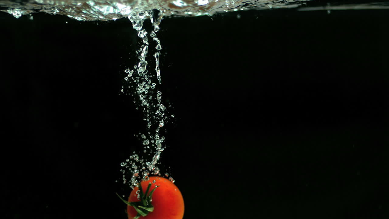tomate cayendo en el agua