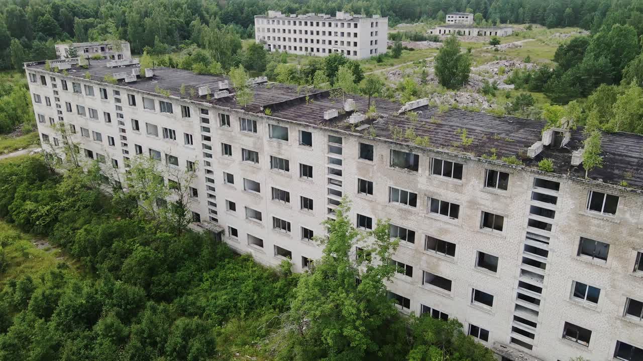 Vista aerea con drone di condomini abbandonati e invasi dalla natura a Irbene, in Lettonia