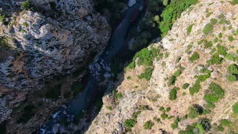 Dröhnen,-Das-Entlang-Hoher-Felsiger-Berge-Hinuntergeht,-In-Eine-Tiefe-Senke-Zwischen-Ihnen