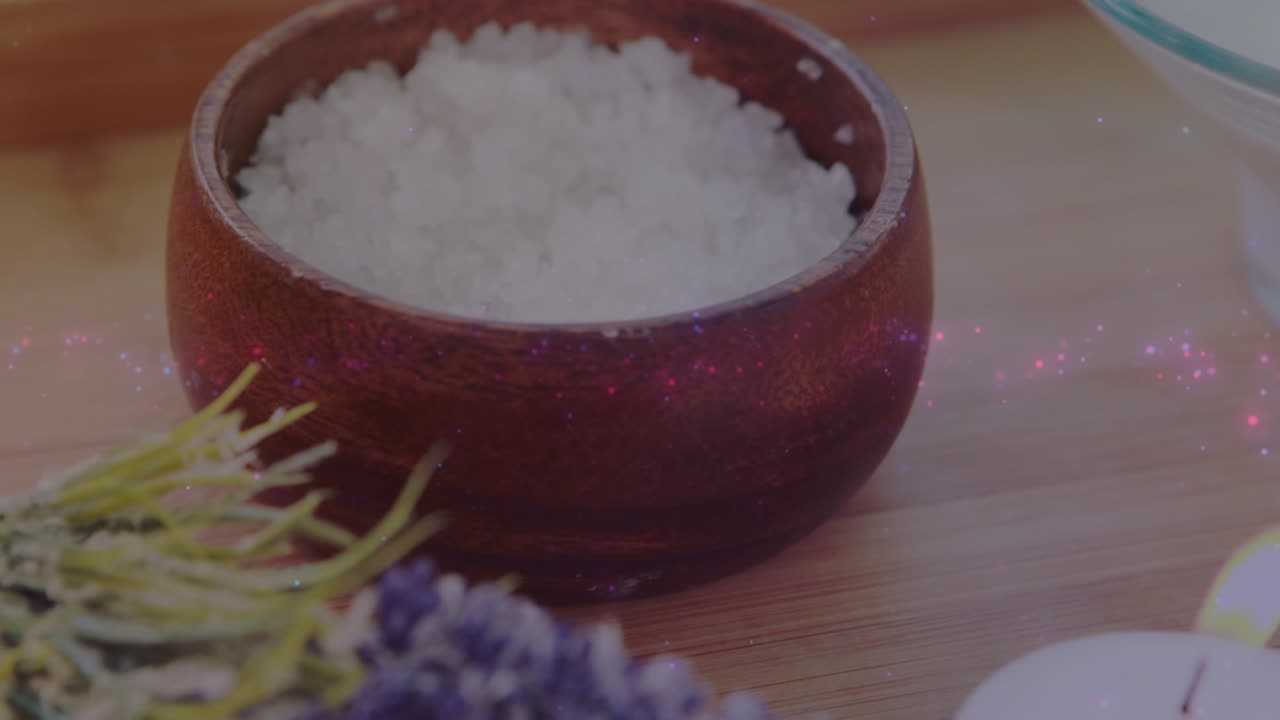 Animation af lyspletter over spa-udstyr, stearinlys og blomst