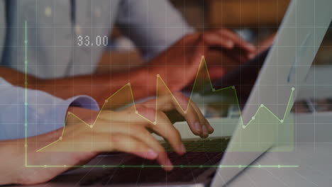 escribir en una computadora portátil, datos financieros animación de gráficos sobre las manos