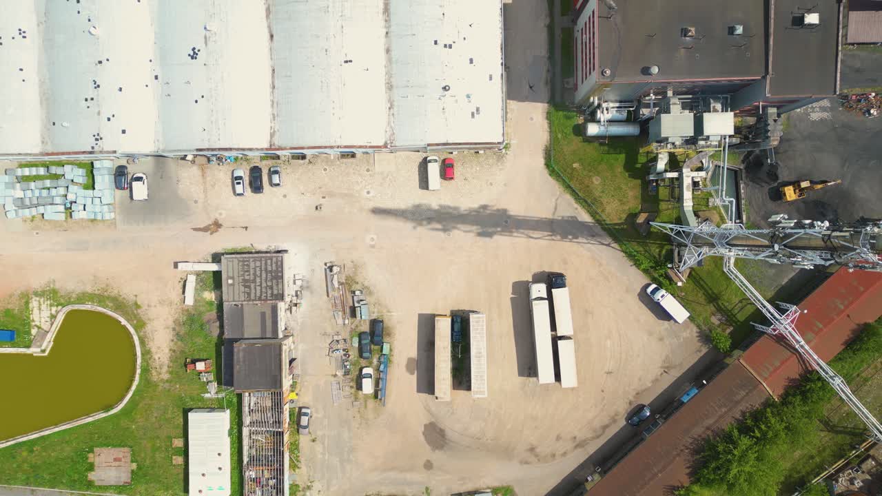 territorio de la terminal de carbón con vertederos de carbón y un regenerador