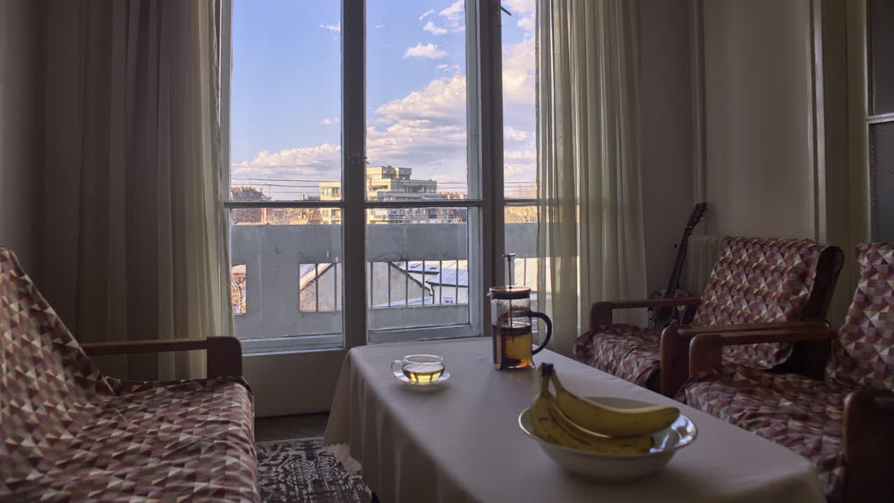 timelapse 4k de un piso con nubes y edificio visto a través de la ventana en sofia, la capital de bulgaria