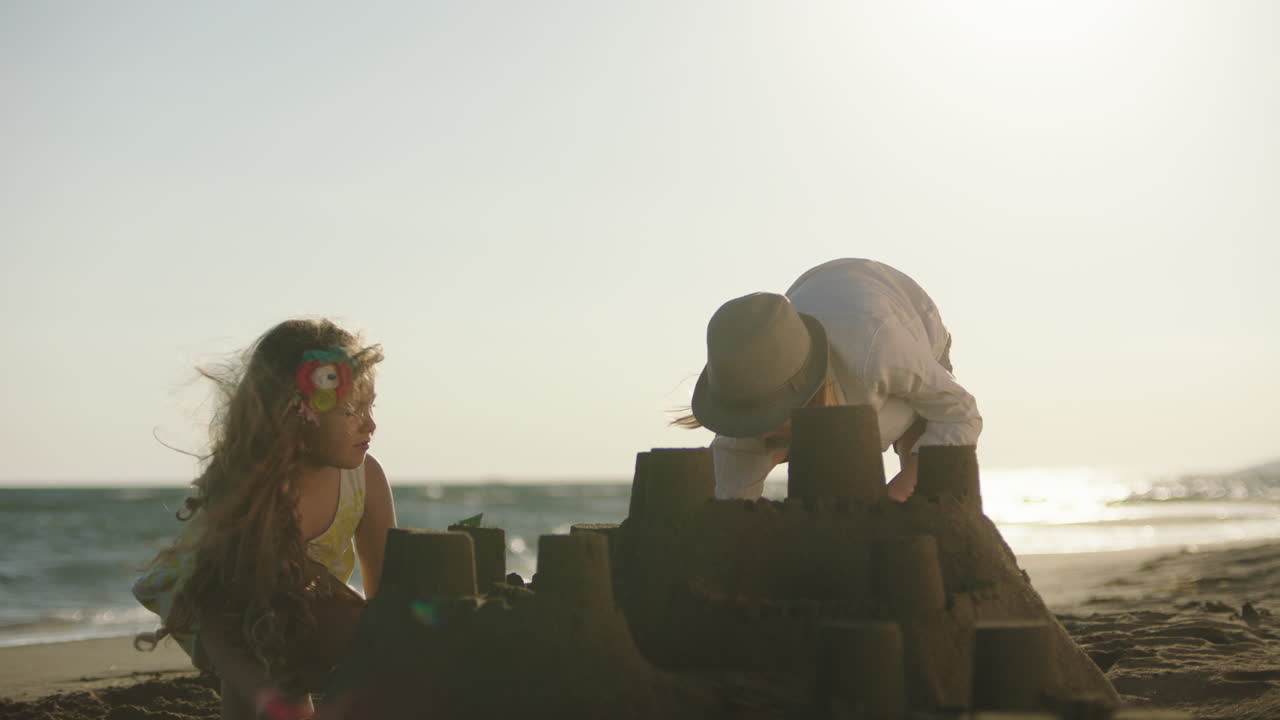 아이들이 해변에 모래 성을 짓고 있습니다.