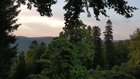 Panorámica-Y-Enfoque-En-La-Montaña-Y-El-Cielo-Mientras-Se-Pone-El-Sol-En-Heidelberg-Alemania