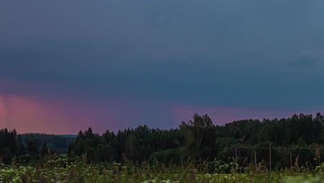 Un-Relámpago-Dramático-Y-Una-Tormenta-En-El-Cielo-Oscuro-Sobre-El-Bosque---Lapso-De-Tiempo