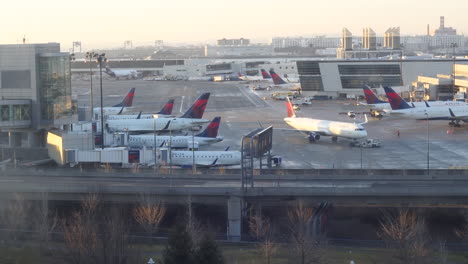 Time-lapse-of-an-airport-with-planes,-coming-and-going