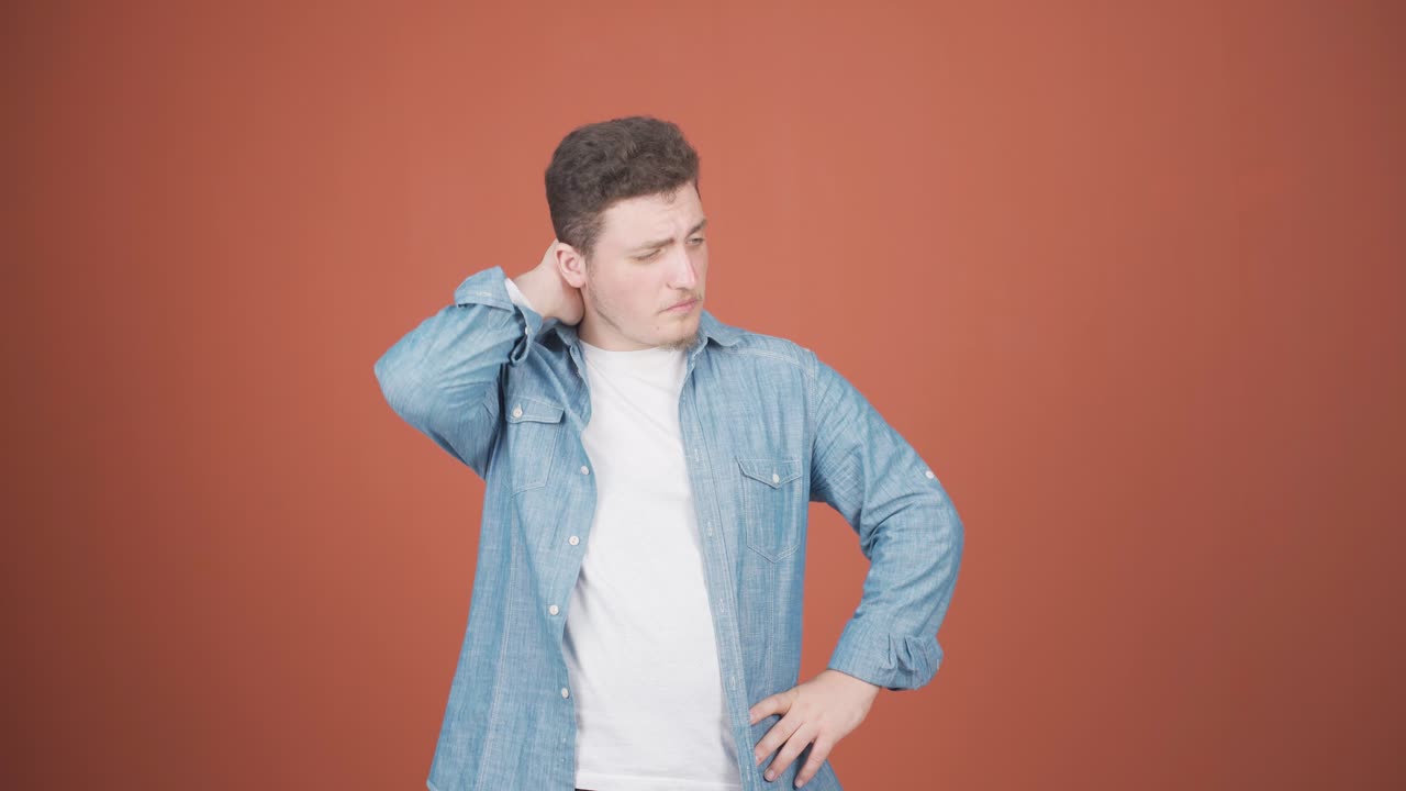 hombre pensativo hacia la cámara viene con una idea.